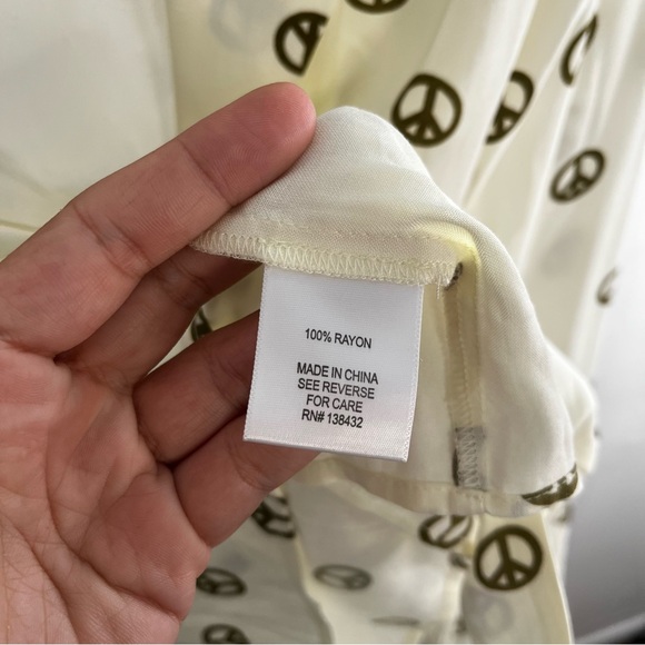 New ModCloth Tie Front Cropped Peace Sign Button Down Shirt Large - Picture 6 of 6